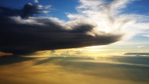 Cielo Nublado Bajo Cielo Azul