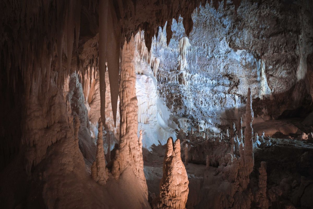 Texturas y formaciones rocosas en el interior de una cueva kárstica