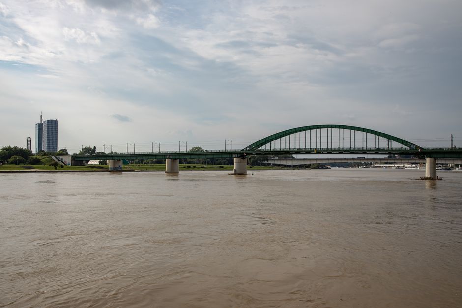 Fotomural Vista escénica de un puente que cruza el río Danubio en Belgrado, Serbia, con un horizonte urbano.