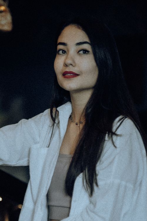Free Moody portrait of a stylish woman with long black hair indoors. Stock Photo