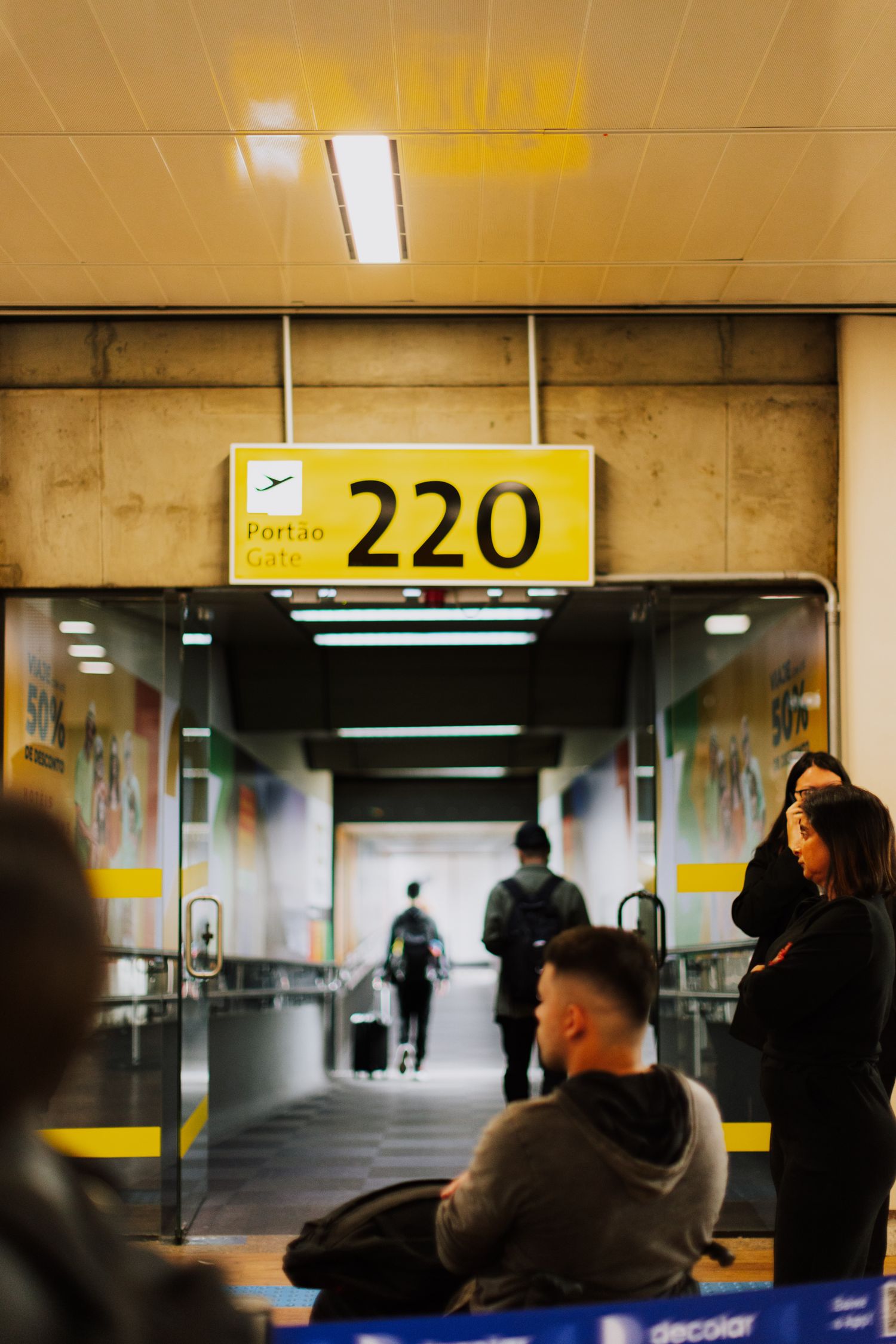 Pasażerowie oczekujący na boarding przy gate na lotnisku