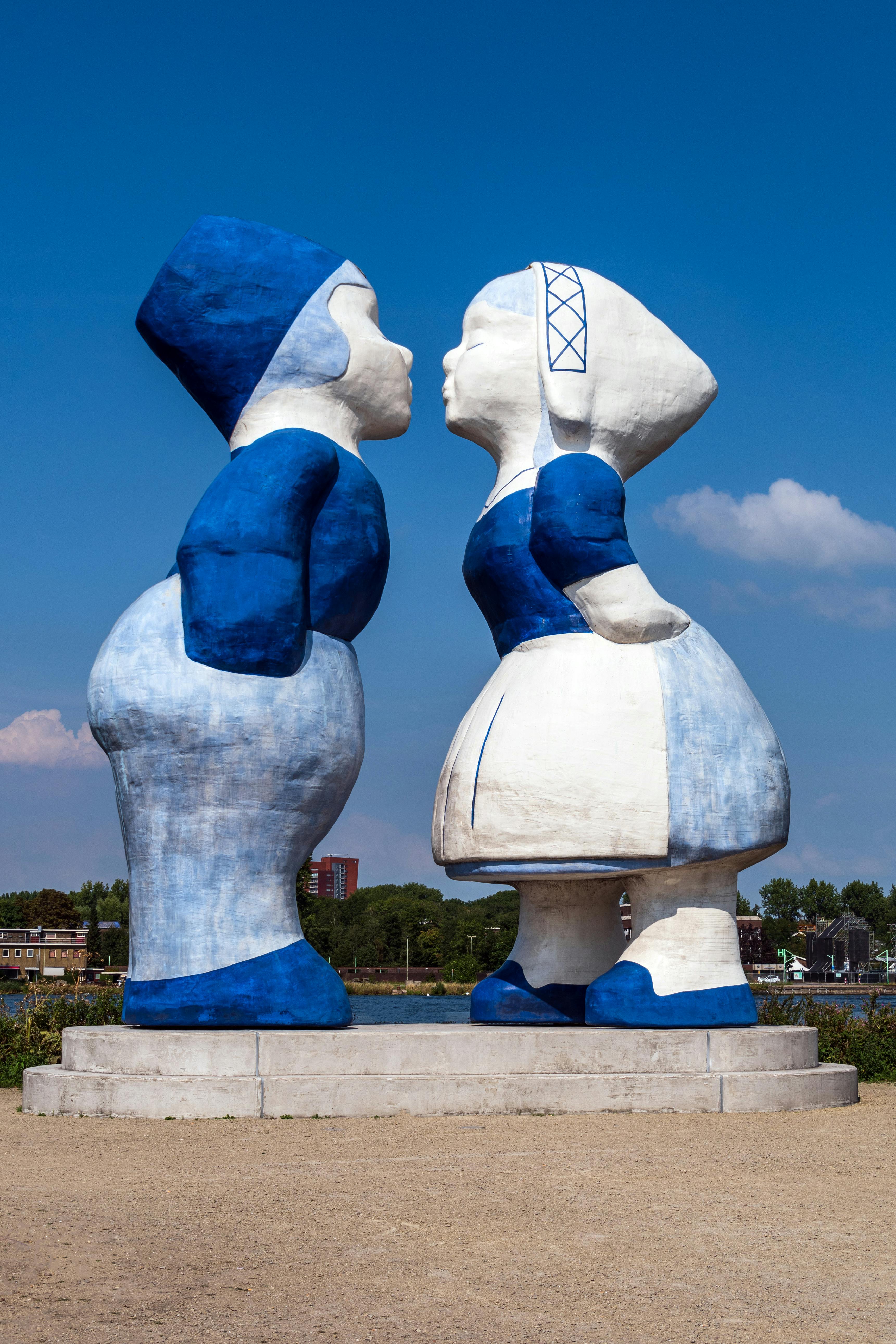Kissing Couple XXXL Sculpture in Amsterdam · Free Stock Photo