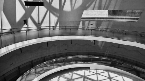 Free A grayscale image of a spiral walkway with shadows in a modern museum setting Stock Photo