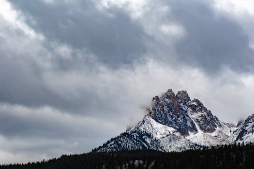 爱达荷州山区的风景中，白雪皑皑的山峰映衬着壮丽的天空