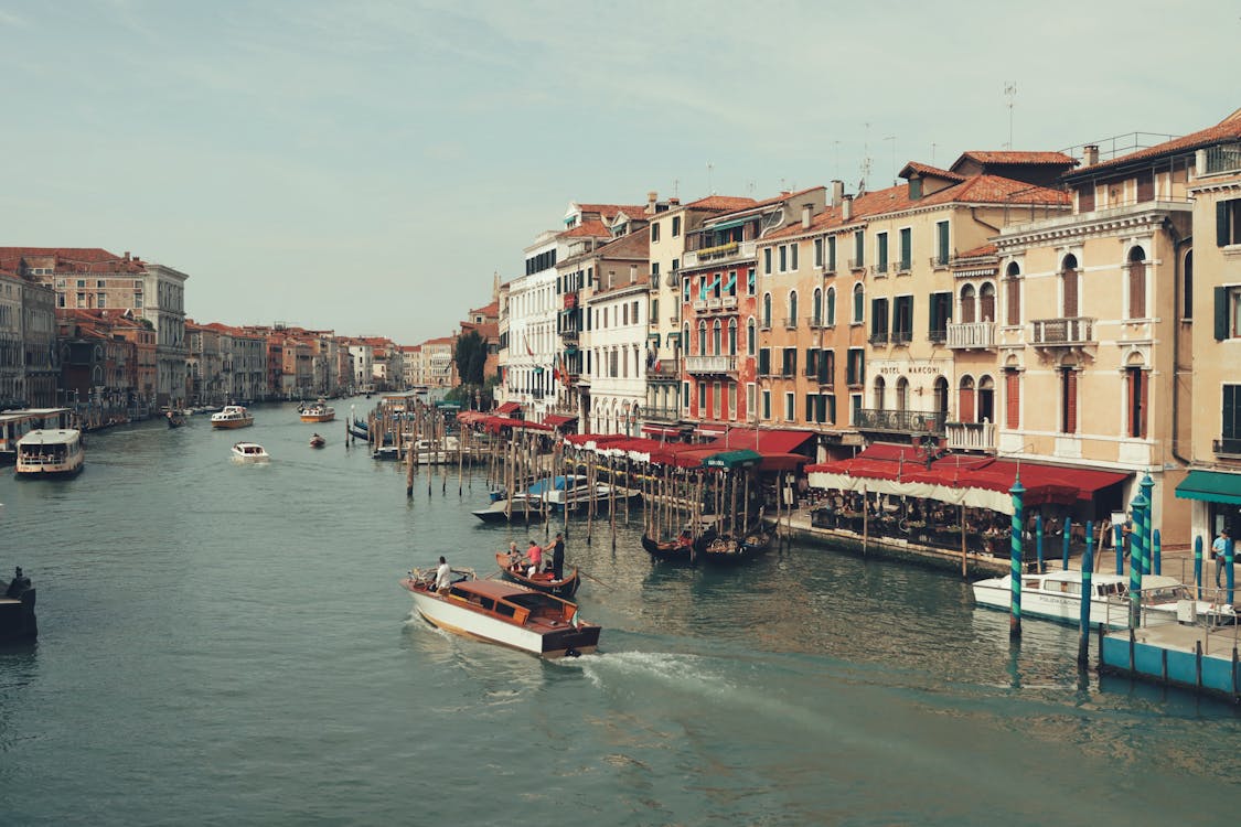 Immagine gratuita di canale, città, cittadina