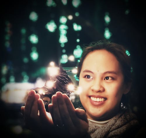 Foto Van Vrouw In De Buurt Van Kerstverlichting