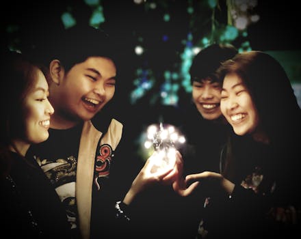 微笑的朋友们在灯光下捕捉团聚和幸福的奇妙时刻