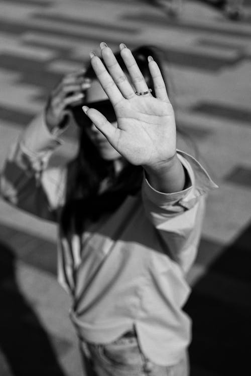 Darmowe zdjęcie z galerii z czarno-biały, gest, kobieta