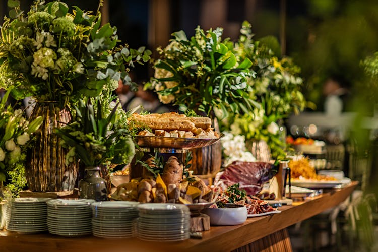 Table décorée avec fleurs et plats