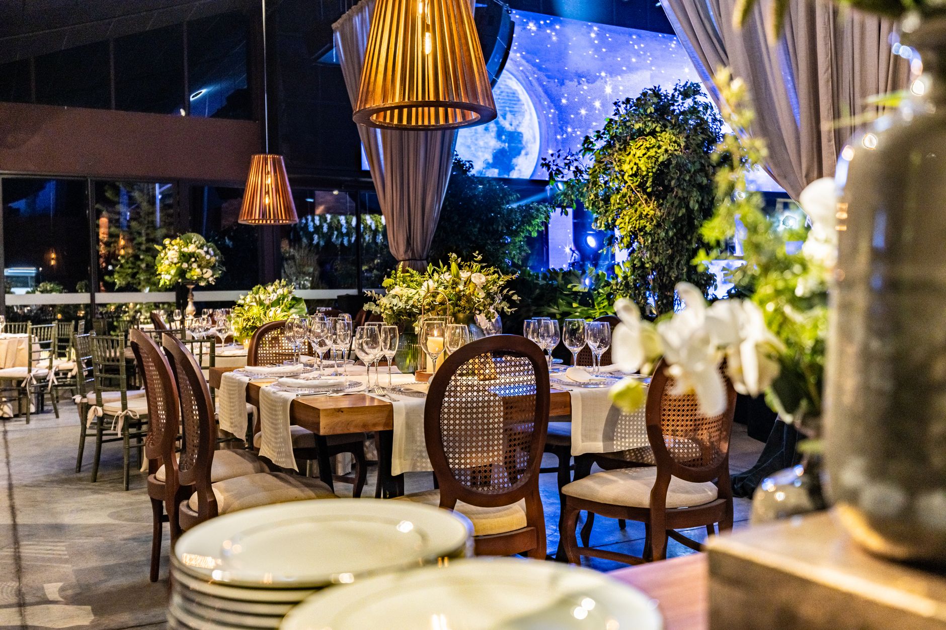 Mengenal Standar Kualitas Pelayanan Jagarasa dalam Menyediakan Jasa Catering Profesional 1 Beautifully decorated banquet setting with elegant chairs and floral arrangements for a reception.