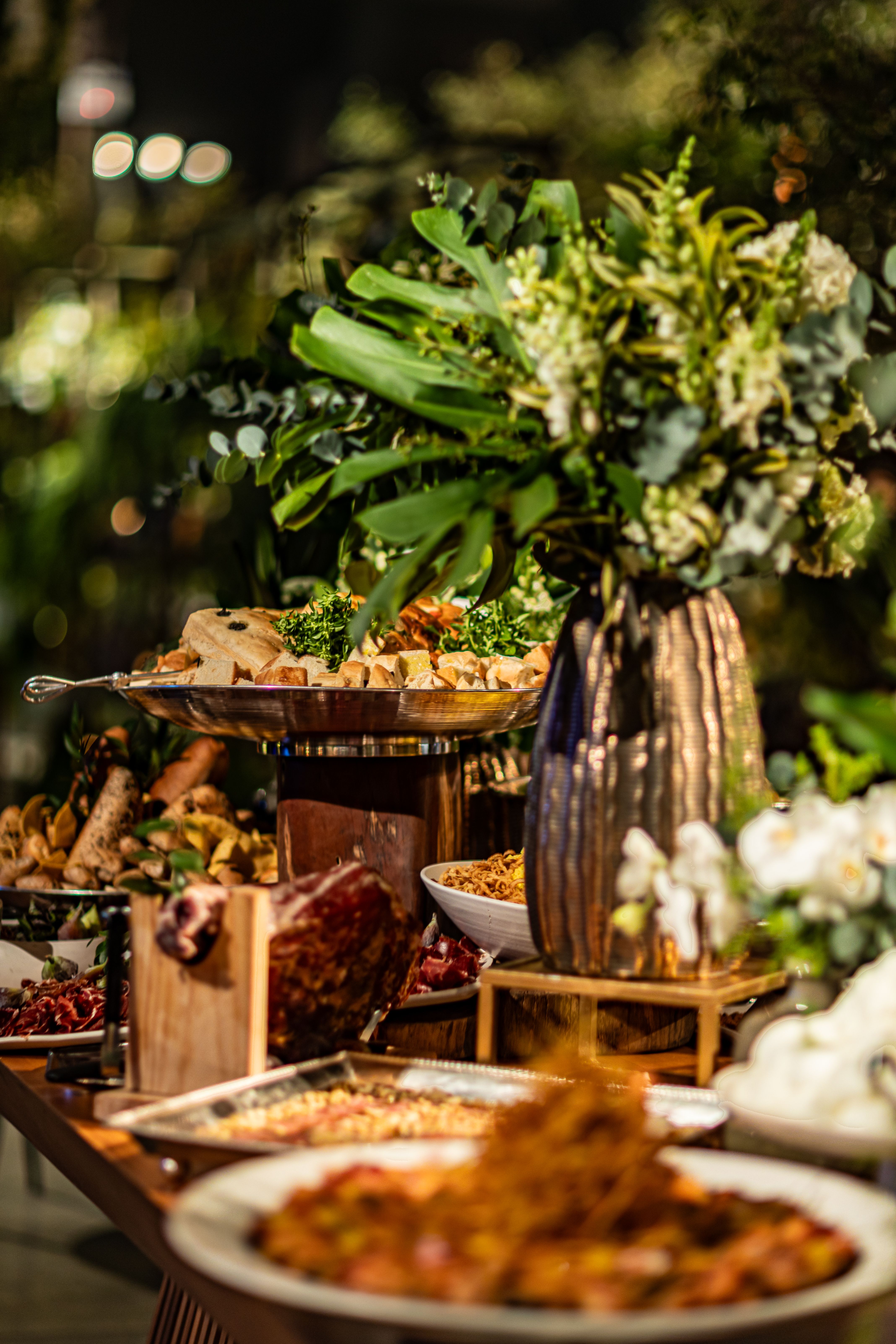 Fotomural Configuración de buffet lujosa con un impresionante arreglo floral en un jarrón, perfecto para la estética de la cena.