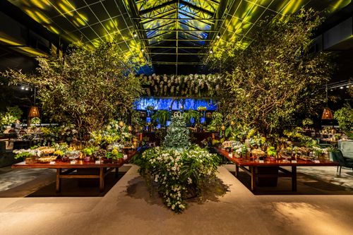Free A lush banquet setup with elegant flower arrangements in a modern indoor venue. Stock Photo