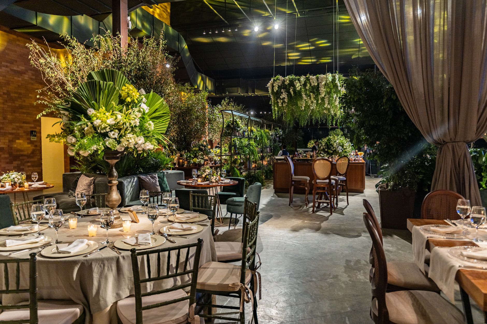 Luxurious banquet hall featuring elegant table settings and lush floral arrangements for a special occasion.