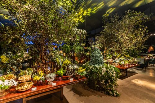 Free Elegant venue with lush floral decorations and a lavish banquet setup. Stock Photo