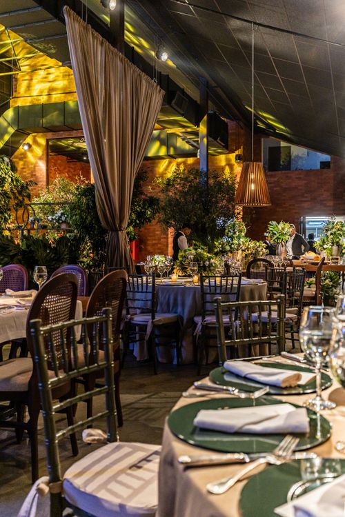 Free Luxurious banquet hall featuring elegant table settings, floral arrangements, and warm lighting. Stock Photo