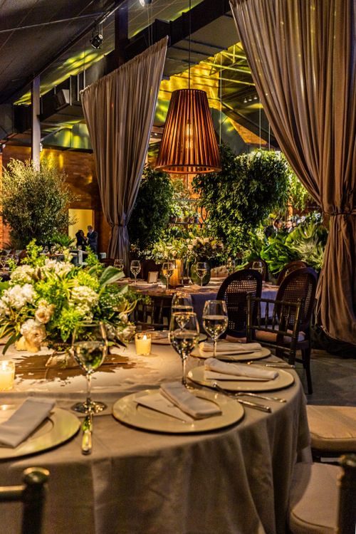 Free A beautifully decorated restaurant table with flowers and ambient lighting, perfect for celebrations. Stock Photo