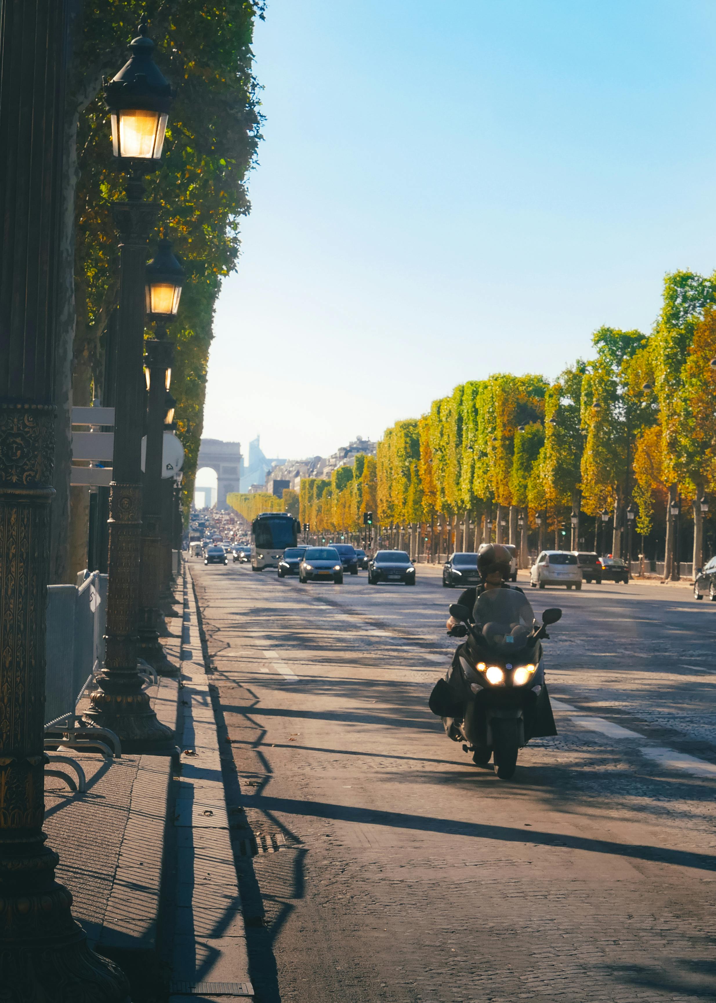 road in paris to arc de triomphe