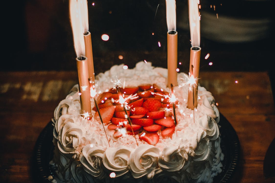 Velas Acesas Em Um Bolo De Aparência Elegante