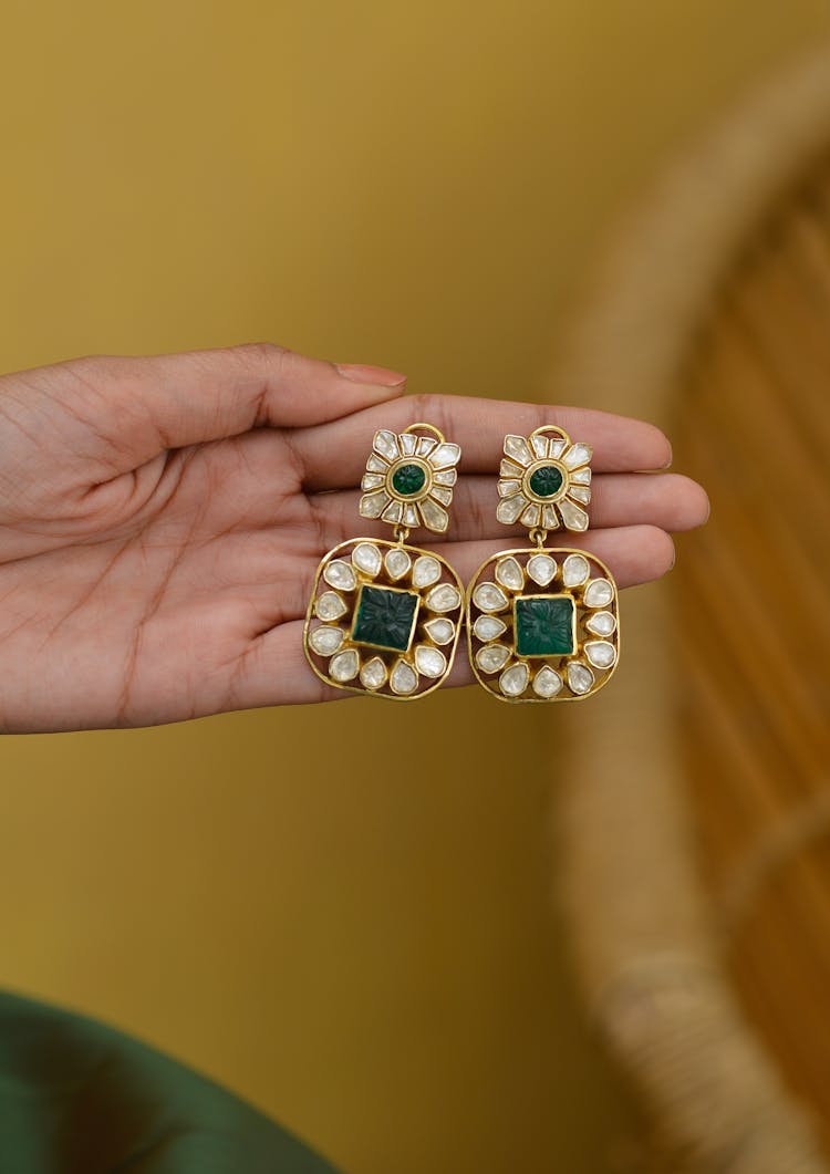 Earrings With Emeralds And Diamond In Woman Hand