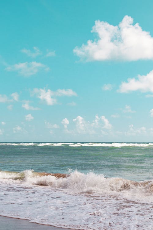 beyaz bulutlar, dalgalar, deniz içeren Ücretsiz stok fotoğraf