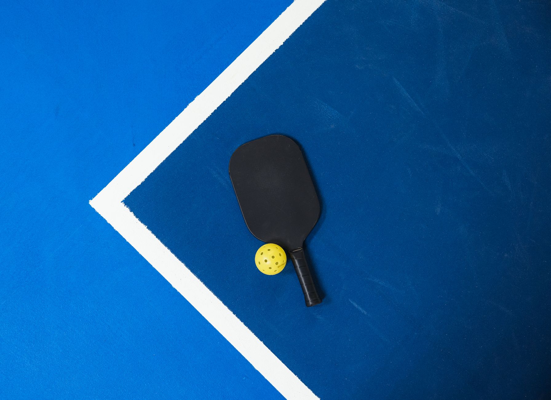 Chi tiết mặt vợt carbon và bóng Pickleball