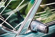 豪华汽车侧镜、车窗和镀铬装饰的细节图像