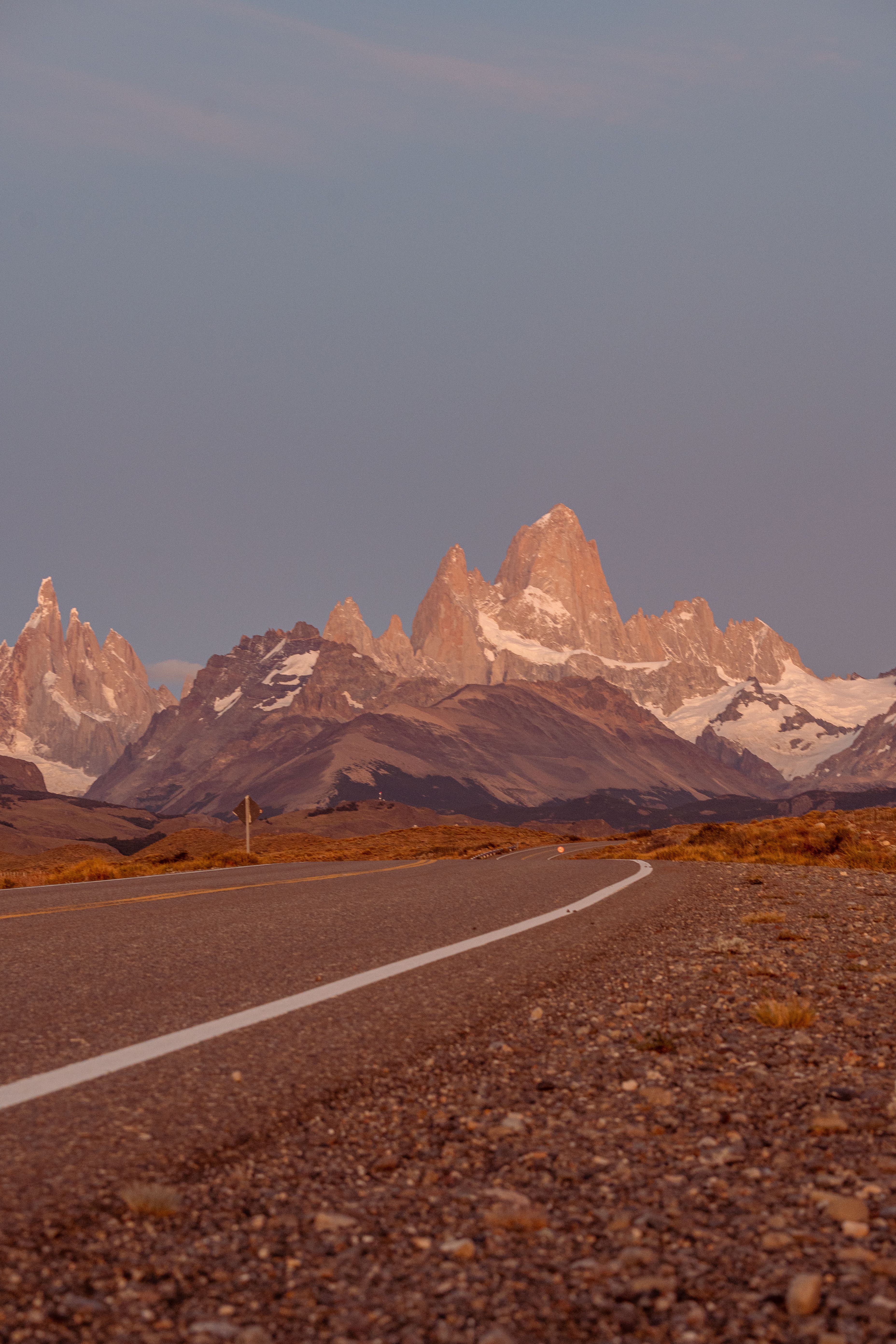 Road towards mountains in El Chaltén