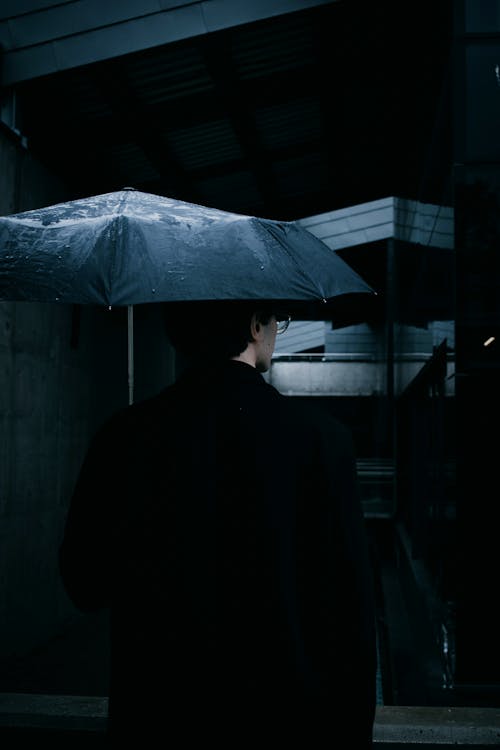 Základová fotografie zdarma na téma černé oblečení, černý deštník, chůze