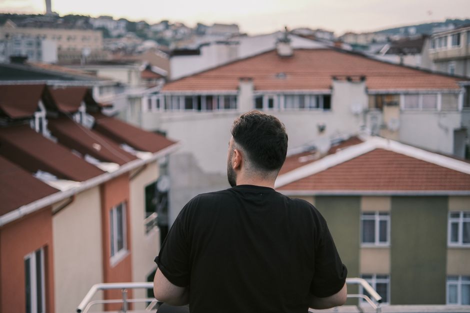 Expat looking thoughtfully over Barcelona rooftops - english speaking therapists Expat looking thoughtfully over Barcelona rooftops - english speaking therapists