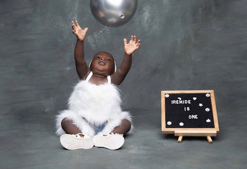 Gratis stockfoto met afrikaanse baby, baby, ballon Stockfoto