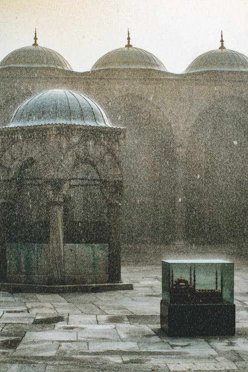 Безкоштовне стокове фото на тему «вертикальні постріл, дощ, зовнішнє оформлення будівлі»