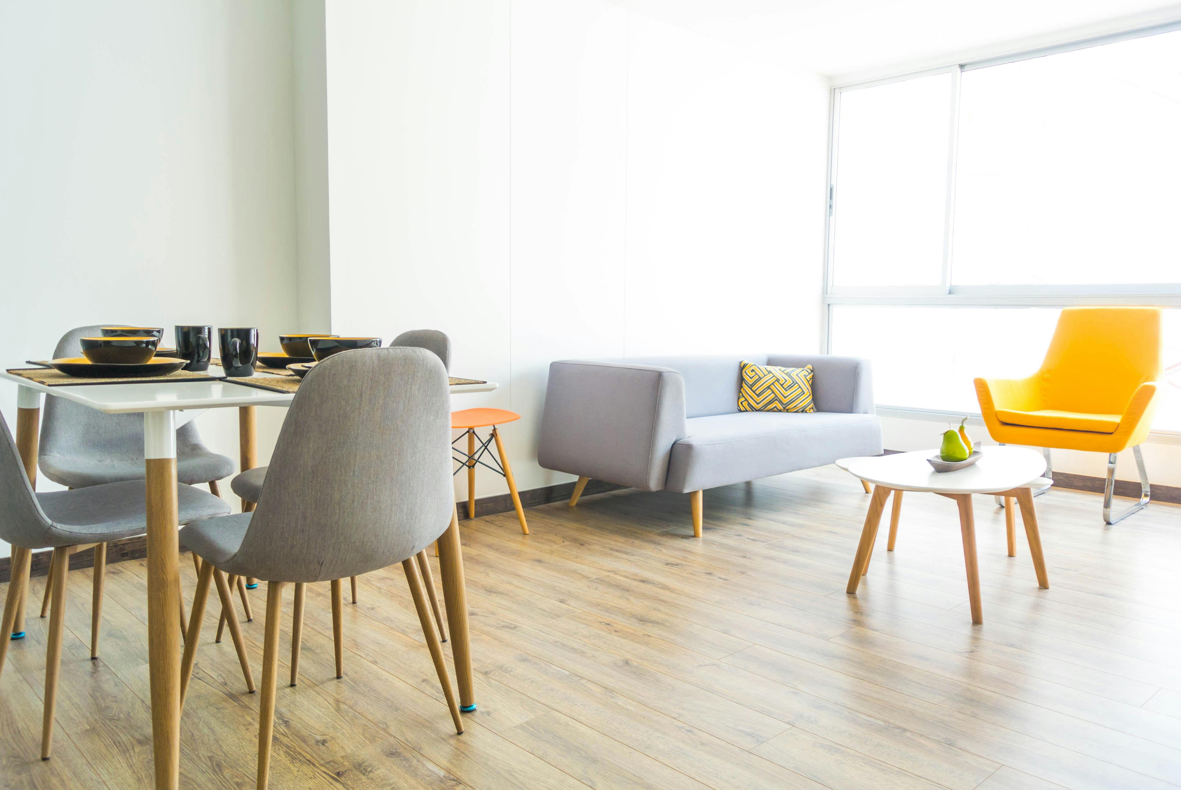 Sleek and modern living room in Bogotá, featuring stylish furniture and abundant natural light.