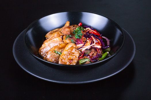 Salade de poulet et d'avocat avec vinaigre de citron