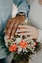 新娘和新郎手持结婚戒指与花束，象征着爱与承诺
