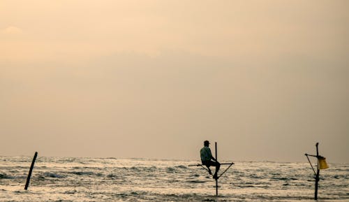 Fotos de stock gratuitas de fondo de nubes, Oceano, pescador