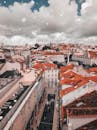 从鸟瞰图可以看到里斯本独特的红色屋顶和历史建筑，尽显其魅力