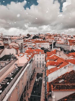 从鸟瞰图可以看到里斯本独特的红色屋顶和历史建筑，尽显其魅力