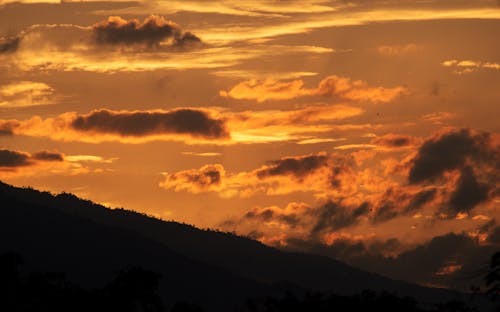 Immagine gratuita di cielo giallo, collina, fotografia con le nuvole
