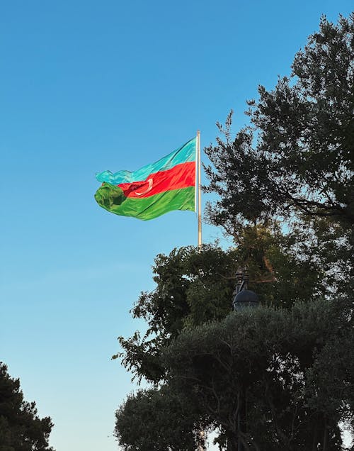 Fotobanka s bezplatnými fotkami na tému azerbajdžan, jasne modrá obloha, vlajka