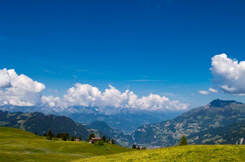 bulutlar, çim, dağlar içeren Ücretsiz stok fotoğraf