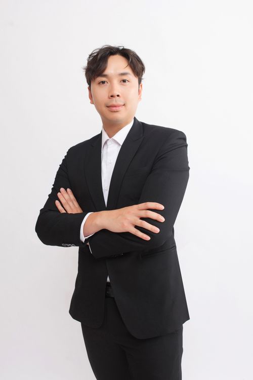 Free Portrait of a confident Asian businessman in formal wear with arms crossed, isolated on white background. Stock Photo