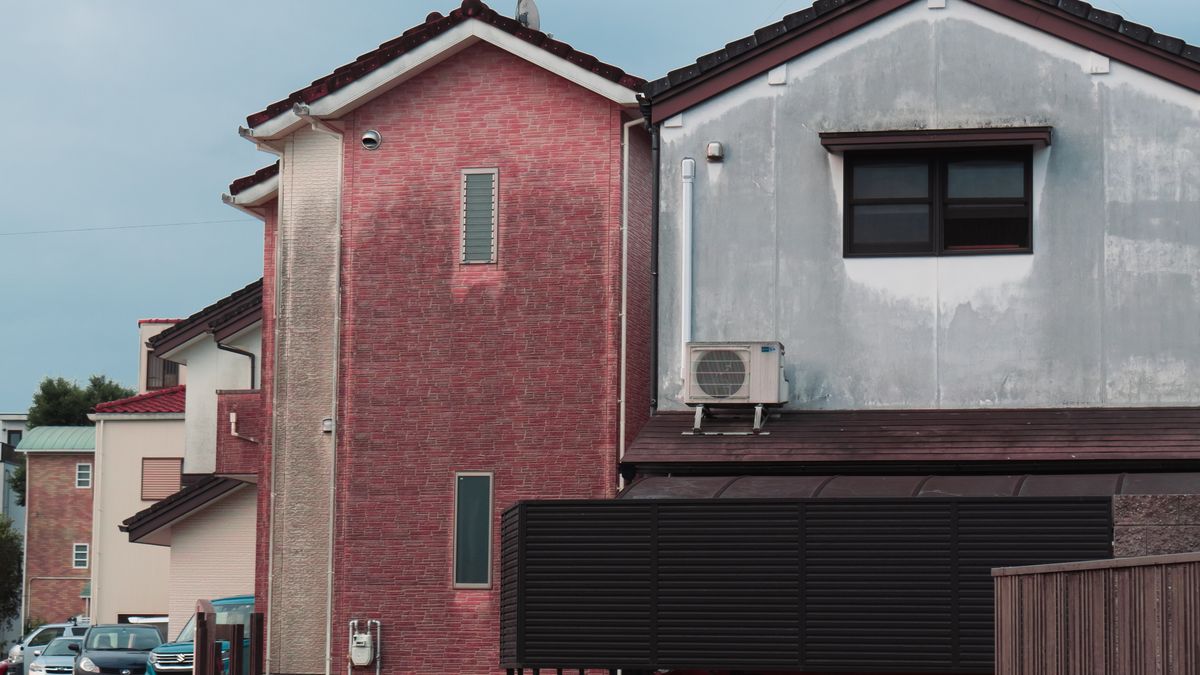 車が停まった住宅街の戸建て住宅