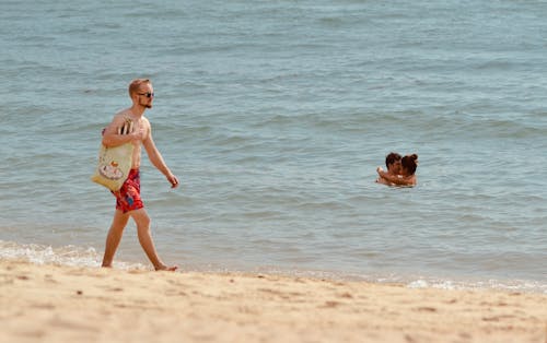 Darmowe zdjęcie z galerii z chodzenie, lato, morska plaża