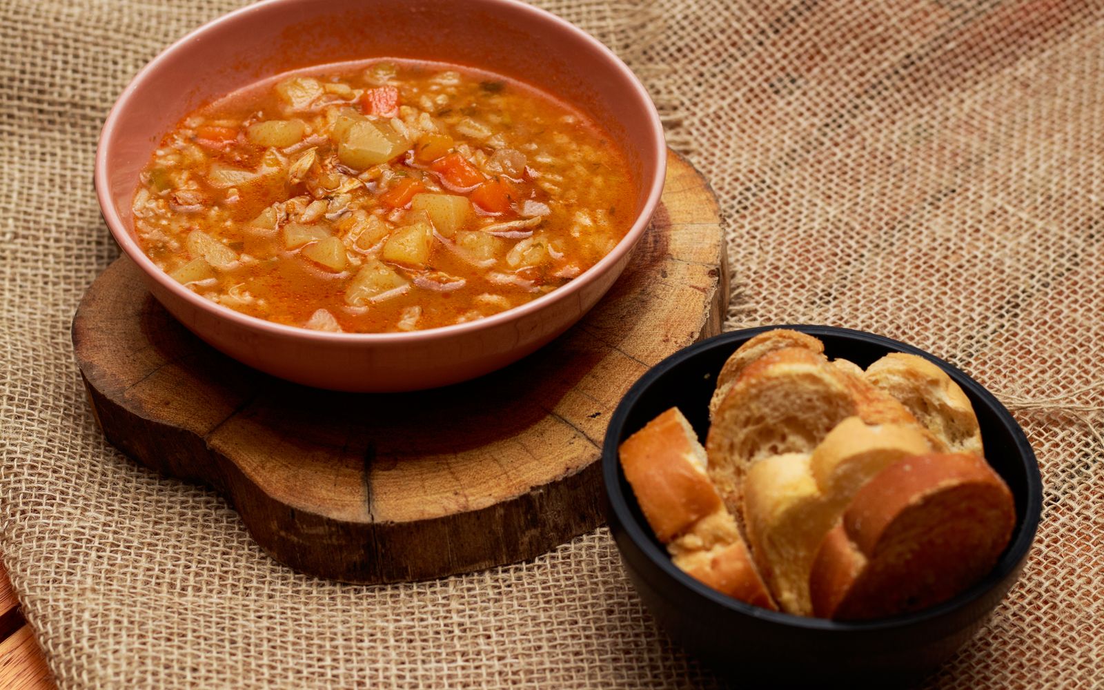 Foto de Minestrone com feijão-branco, bacon e pão italiano