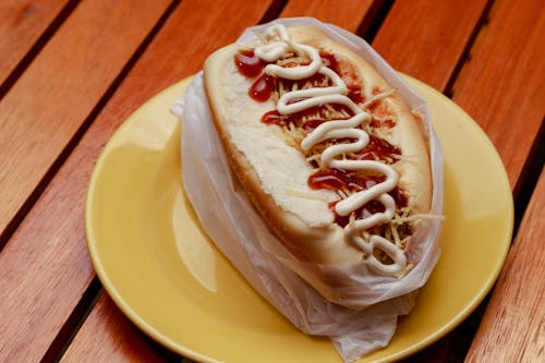 Gratis lagerfoto af fastfood, høj vinkel visning, hotdog