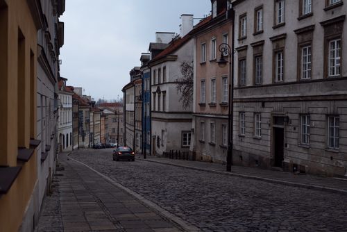 Free Quiet European street scene with historic architecture and cobblestone road, perfect for travel imagery. Stock Photo