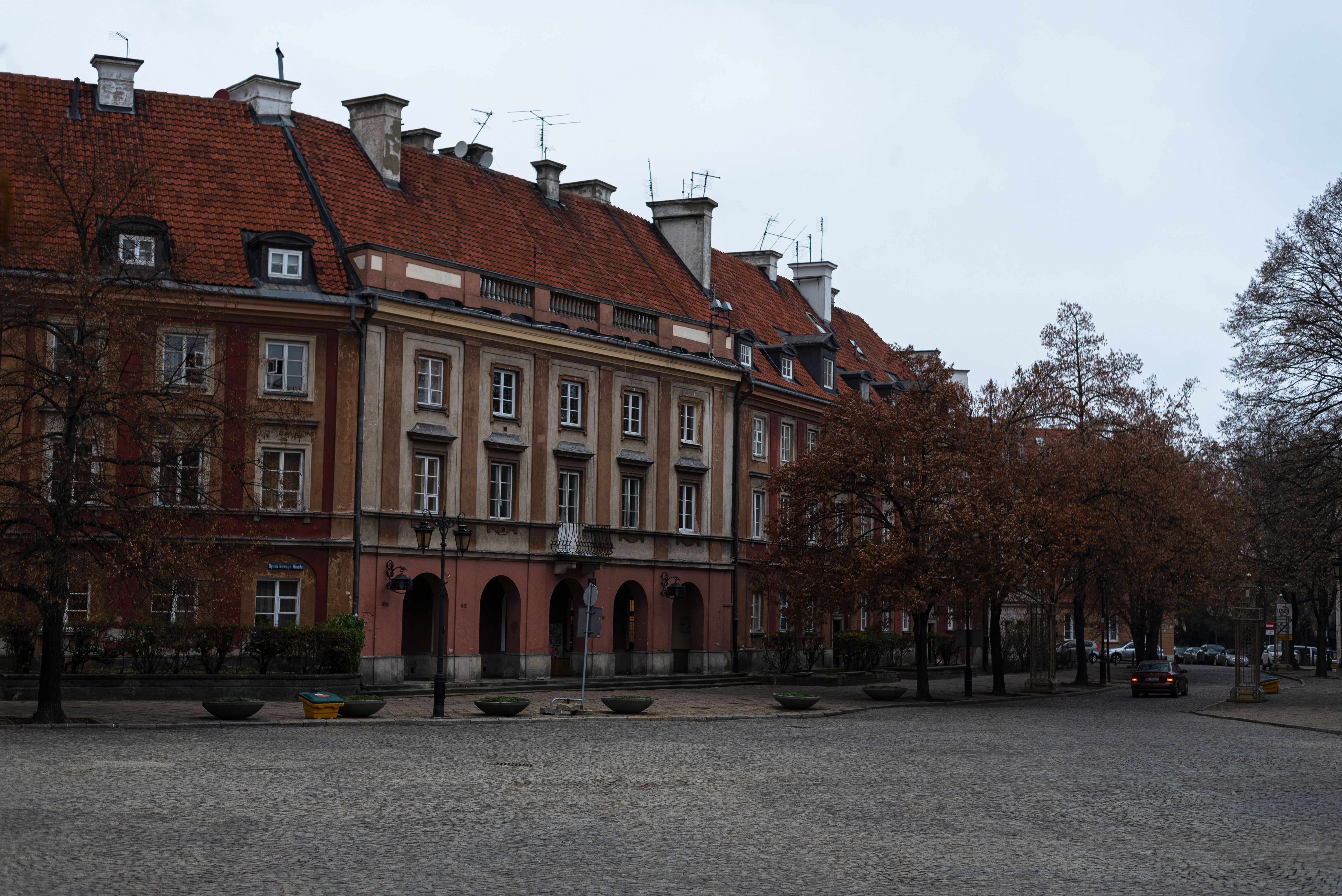 Plaza del casco antiguo de Varsovia bajo cielo nublado