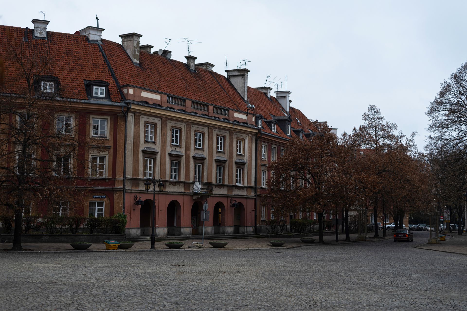 Plaza del casco antiguo de Varsovia bajo cielo nublado
