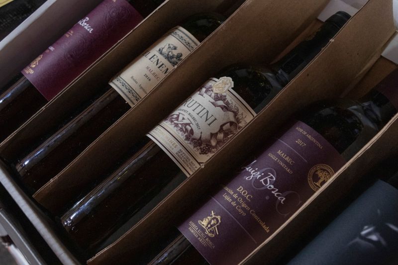 Selezione di vini pregiati confezionati in una scatola pronta per la spedizione