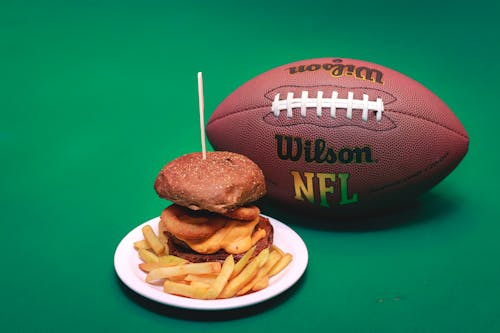 Základová fotografie zdarma na téma cheeseburger, fotbal, fotografie jídla